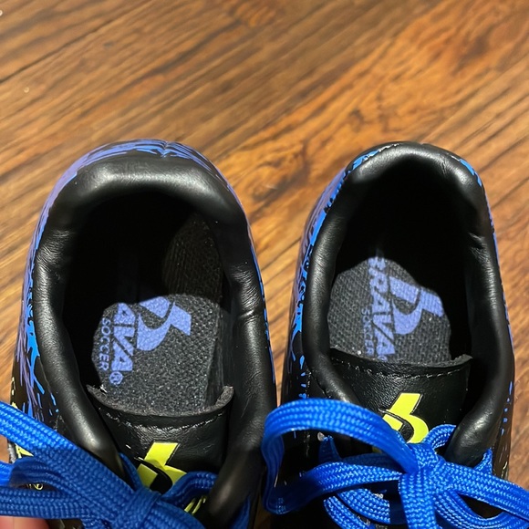 Brava Sz 10 Soccer Cleats - Picture 2 of 6